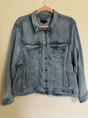 Plus size Light Blue Denim Jacket - Women's Classic Trucker